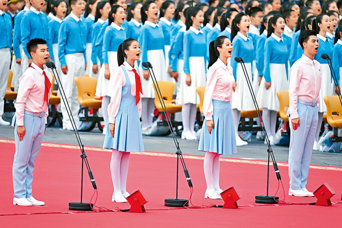 ■在天安门广场领诵献词的四名青少年代表，右二为冯琳。