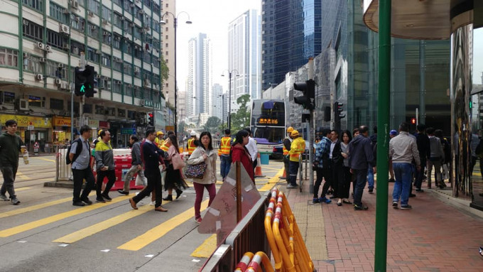 英皇道东行近健康东街的全线现已封闭。网民Lee Ho Ma‎ /fb群组「香港特发事故报料区」