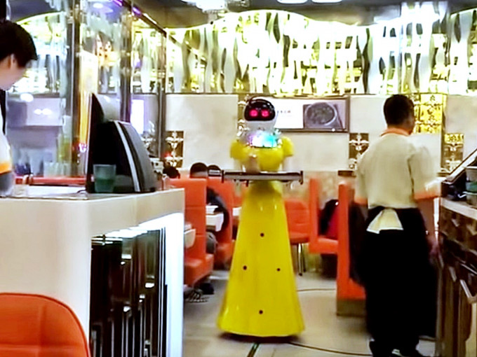 捧餐機械人曾於旺角一家餐廳「上班」。網圖