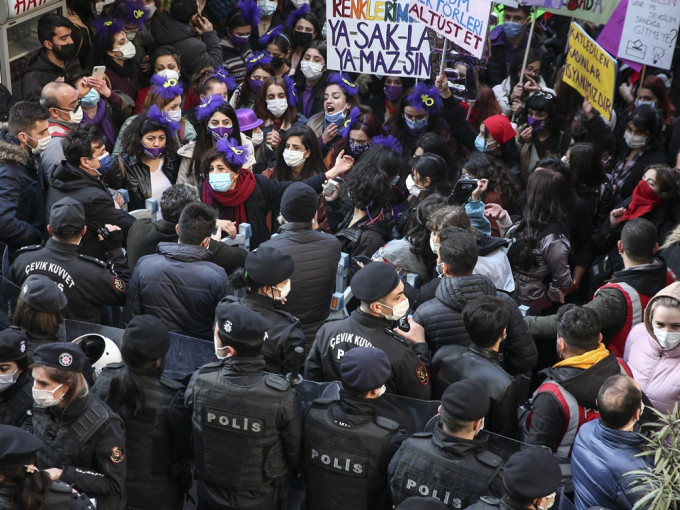 土耳其大城市伊斯坦布爾，大約一千人湧到市中心塔姆西克廣場一帶聚集。AP圖片