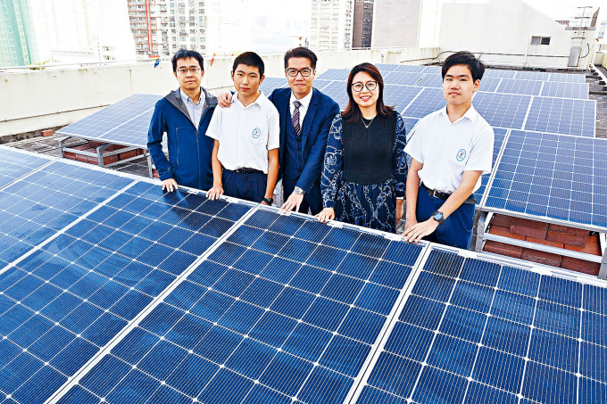 刘永生中学通过「采电学社」计画，安装三十五块太阳能光伏板，预计参加「上网电价」每年可获四万元收益。