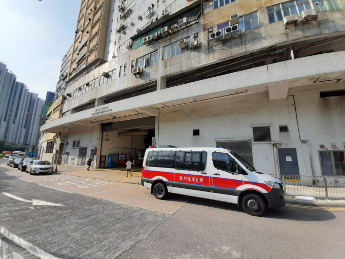 警员及消防员到荃湾工厦检查可疑纸箱。