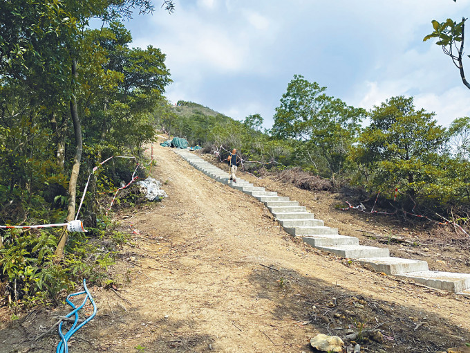 環團批評西貢大上托山徑開闢的範圍較石屎梯闊逾三點五倍，破壞植被。　