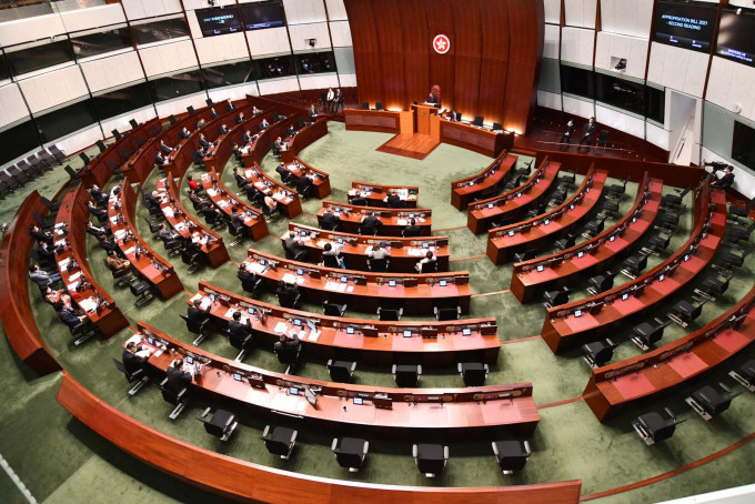 陳茂波在立法會上公布最新一份預算案。