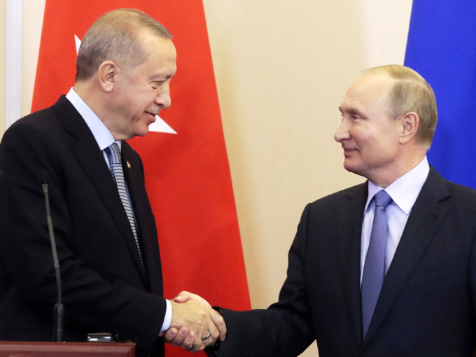 土耳其总统埃尔多安在俄罗斯索契与总统普京会面，达成协议六天内把库尔德武装部队，撤至距离土耳其边境30公里。AP