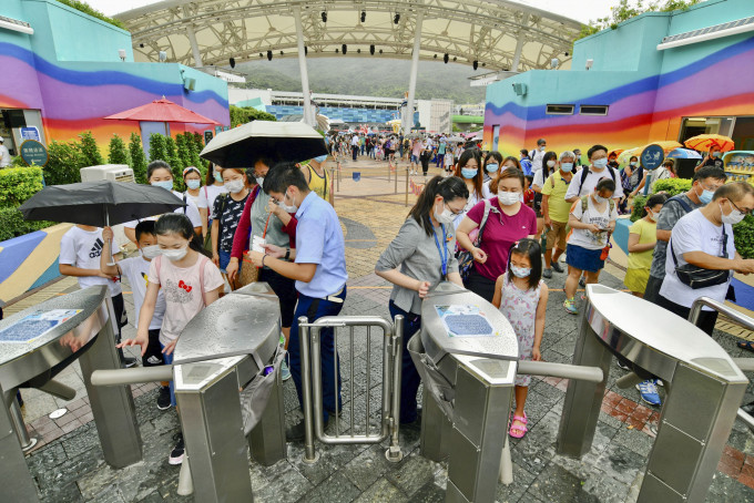 行會料今日商討撤主題公園及會展限制安排。資料圖片