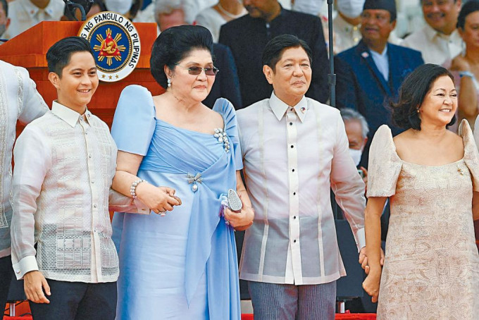 菲律宾前第一夫人艾美黛（左二）周四与家人手牵手，出席儿子小马可斯（右二）的总统就职礼。
