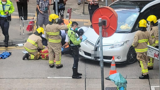 女子遭私家车撞倒。香港突发事故报料区Fb图