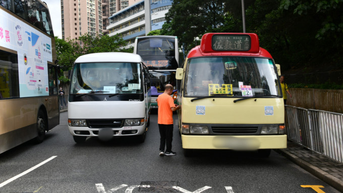 小巴撞倒过路女童，司机在场协查。