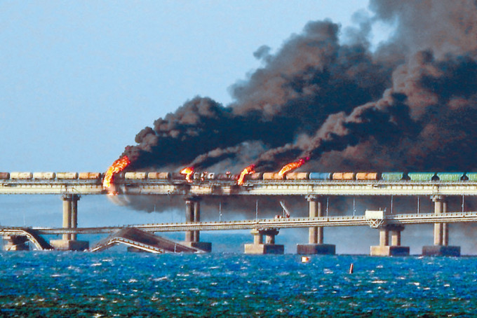 連接克里米亞和俄羅斯本土的克里米亞大橋上發生大爆炸，滾滾黑煙沖上半空。