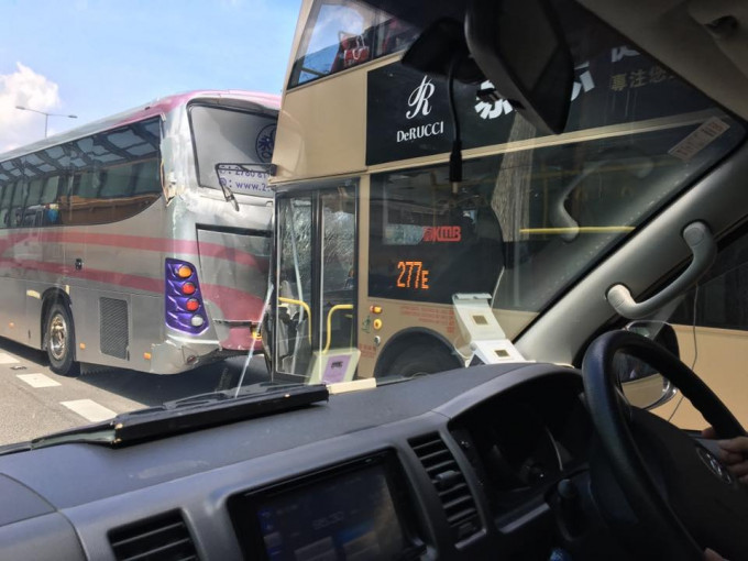 九巴與旅遊巴相撞。網民Wah Cheung圖片