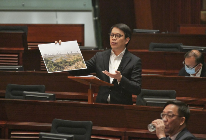 立法会议员陈克勤表示建议于粉岭何家园村建高楼式龛场，取代沙岭殡葬城。资料图片