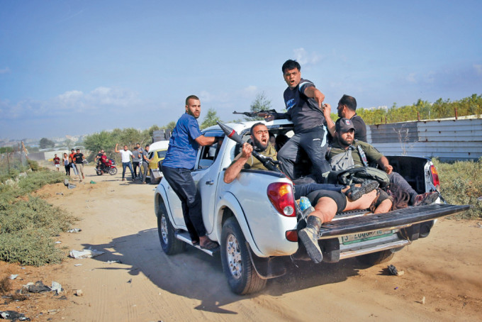 巴人武装分子去年10月7日开车载着女模卢克，向加沙方向行进。