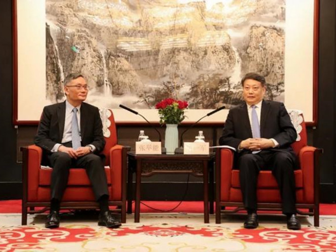 司法部部长唐一军（右）会见香港终审法院首席法官张举能（左）。司法部相片