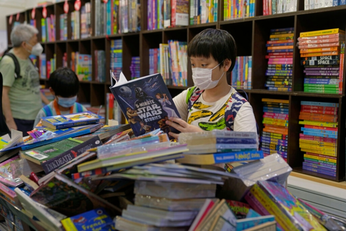 香港學生對科學有興趣，但志願最好是做醫生。AP圖片