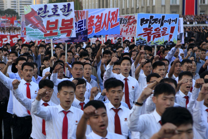 群众高呼支持北韩领袖金正恩。AP