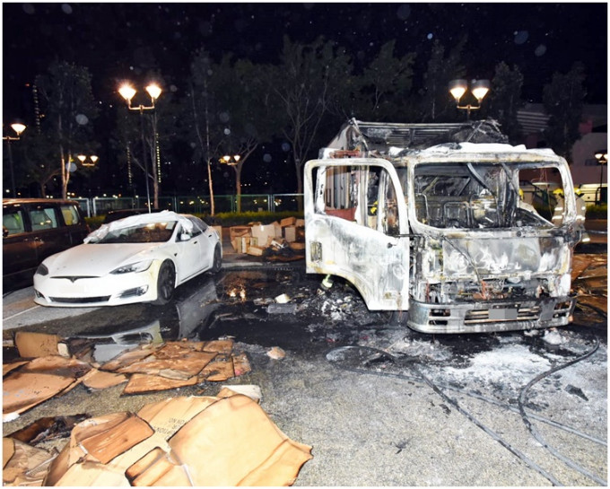 貨車嚴重焚毀，旁邊一輛自訂車牌私家車受波及。