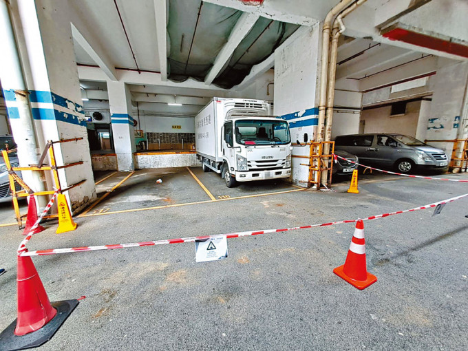 葵涌華達工業中心，昨有石屎擊中一輛停泊的貨車。