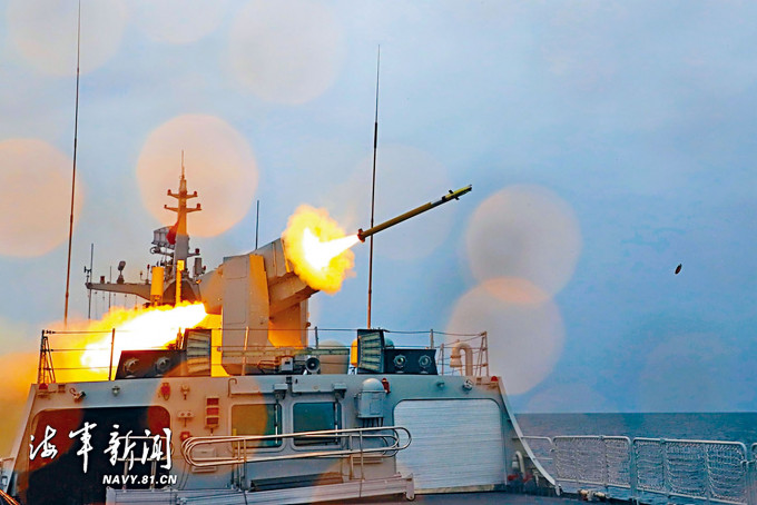 东部战区海军在东海进行实弹射击演习。　