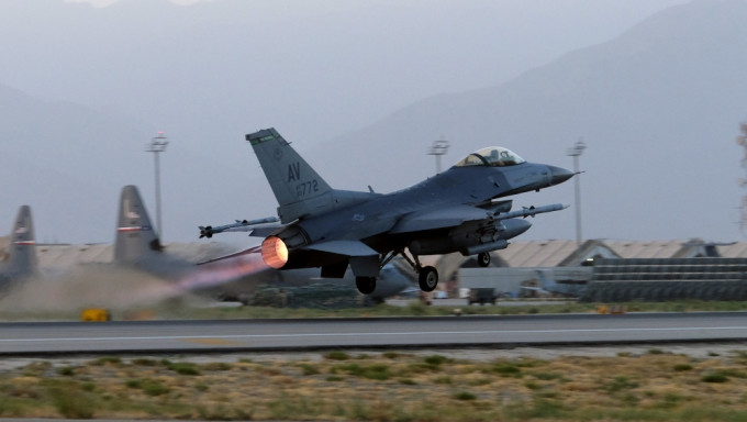 F-16射2枚導彈才能成功擊落飛行物，加國上空物體似小型金屬氣球。路透資料圖