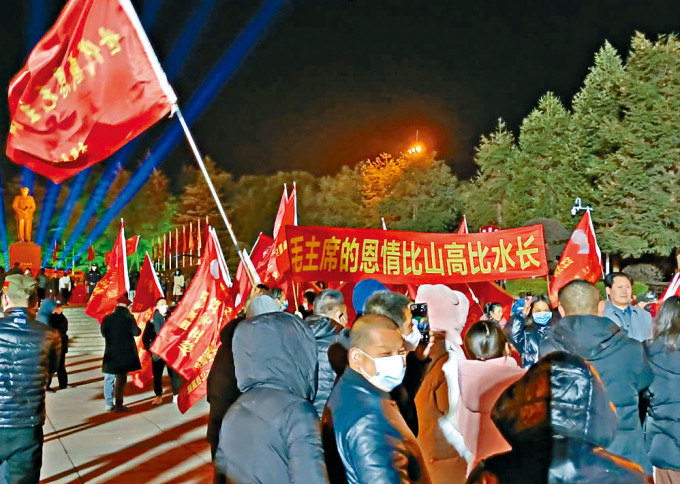 大批民众在韶山纪念毛泽东诞辰。