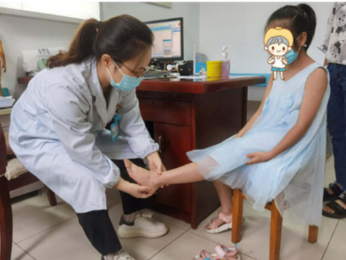 杭州一女童大过量跳绳，导致膝部受伤。网图
