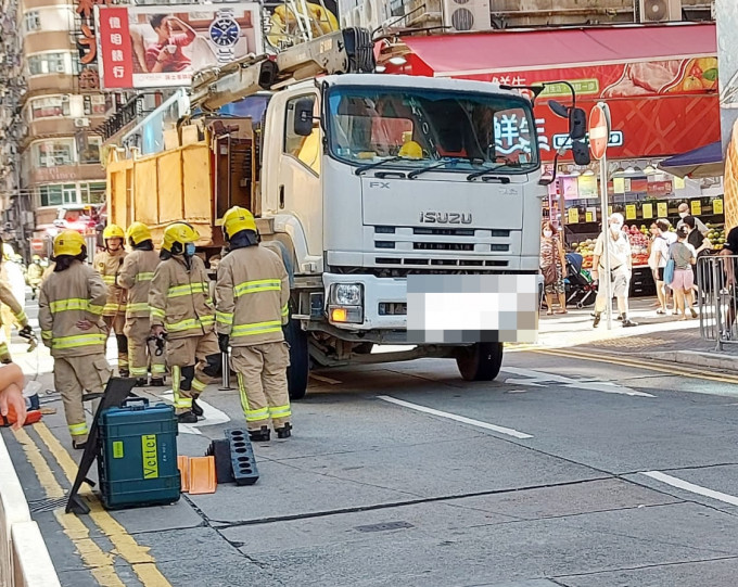 消防員將事主救出送院。  香港突發事故報料區FB圖