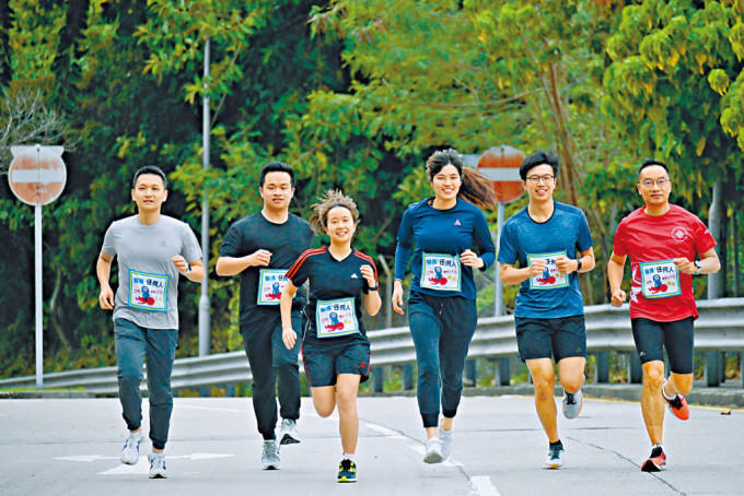 一批醫護人員自發組成「醫護任何人」，向馬拉松賽遇事參賽者施援手。 