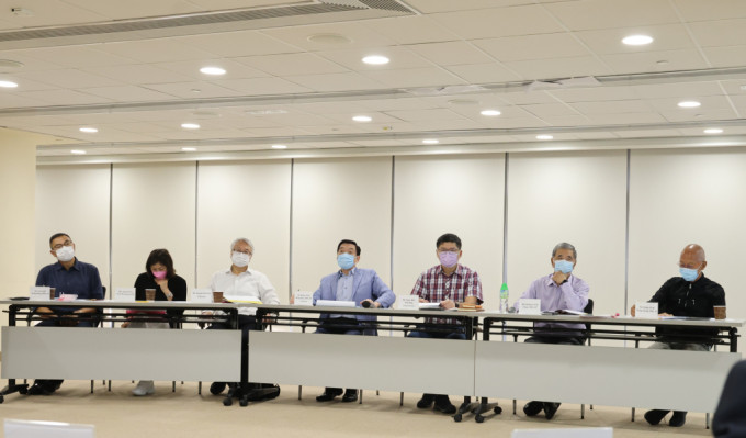 医管局行政委员会成员与24名选委会候选人会晤。政府新闻处图片