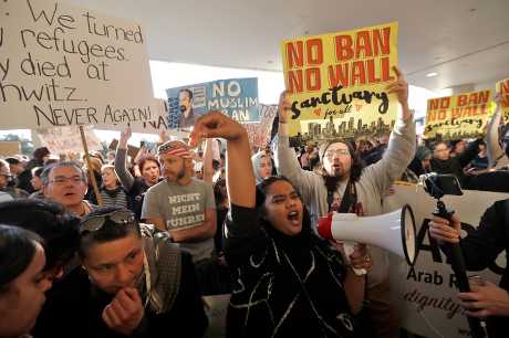 示威者在三藩市機場抗議。AP