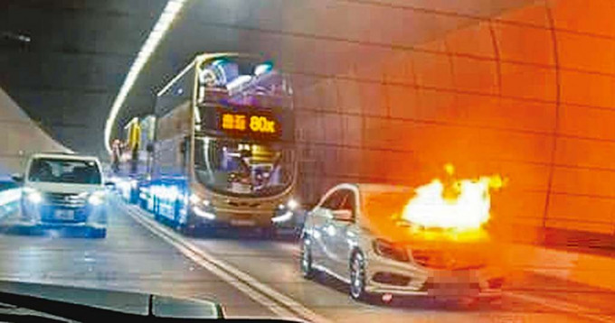 ■私家車在大老山隧道管道內起火及冒出濃煙。
