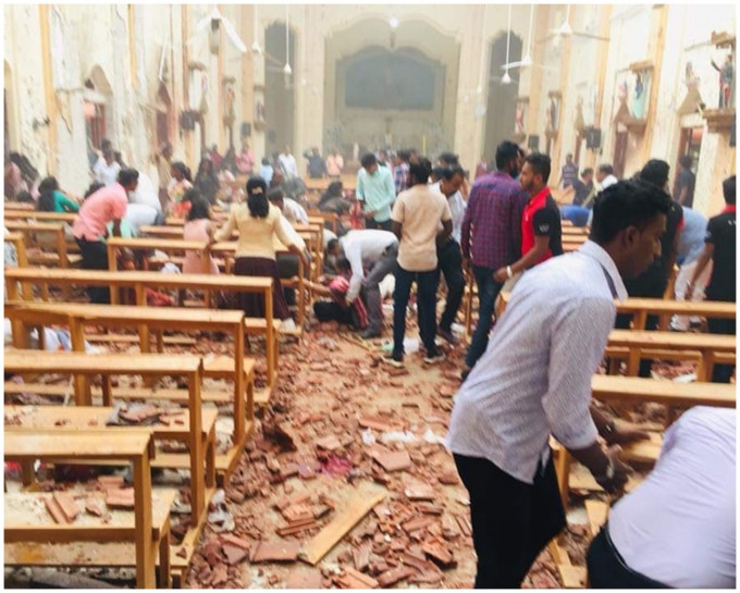 爆炸後教堂內多人倒地受傷，現場一片頹垣敗瓦。網圖