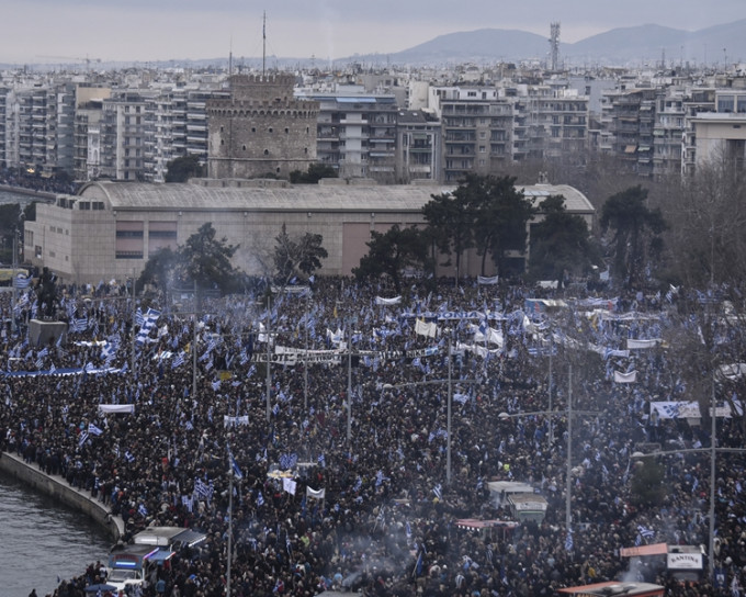 希臘警方估計約10萬人參加示威。AP