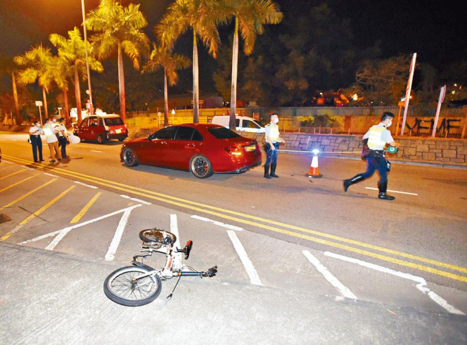 被撞单车翻侧路中，警方到场调查。