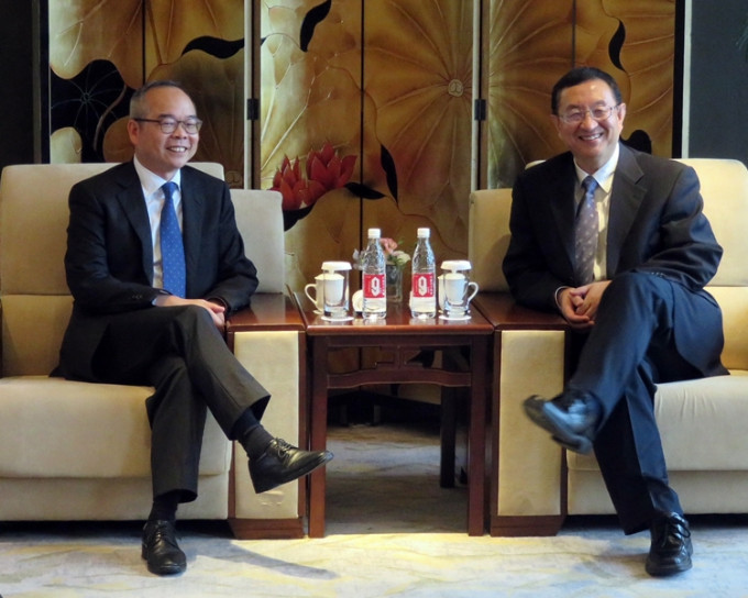 刘江华(左)与雒树刚会面。政府新闻处图片