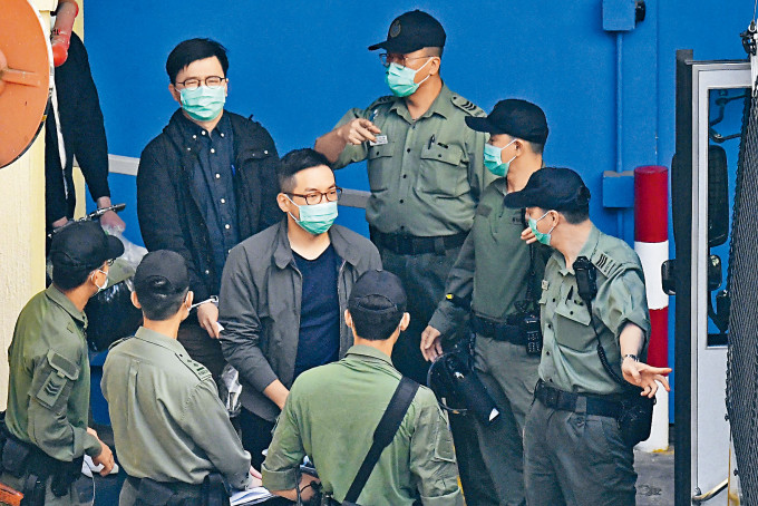 ■被控串謀顛覆國家政權的被告之一的楊岳橋，登上囚車押送法院申保釋。