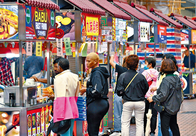 廟街美食活動大受歡迎，多個美食及特色攤檔供市民及遊客「掃街」。