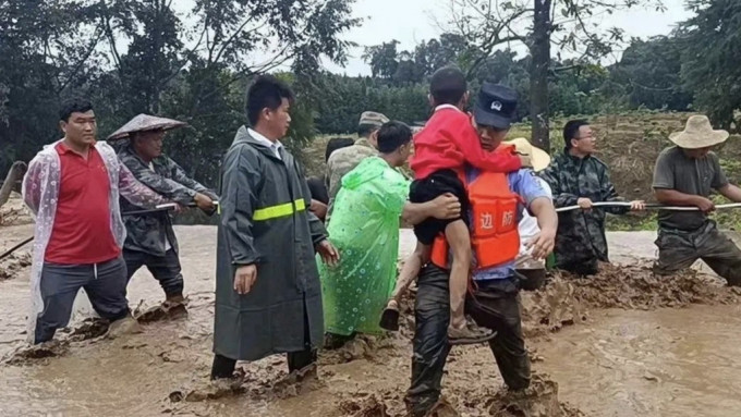 山洪和山泥傾瀉造成6.09萬人受災。