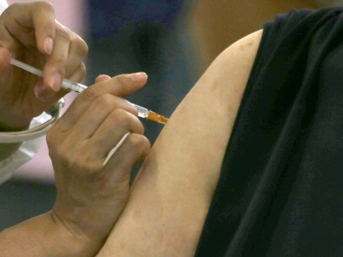 台湾一名洗肾妇人打疫苗后脑血栓腐烂，儿子忍痛签放弃急救书。AP图片(示意图)