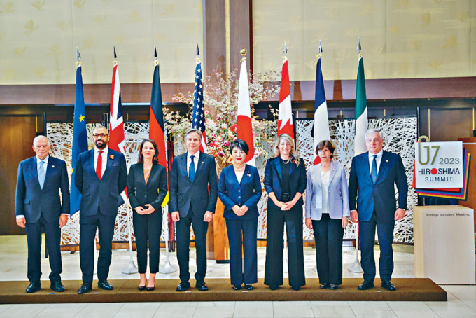 G7外長和歐盟代表在東京大合照，左4為美國國務卿布林肯。
