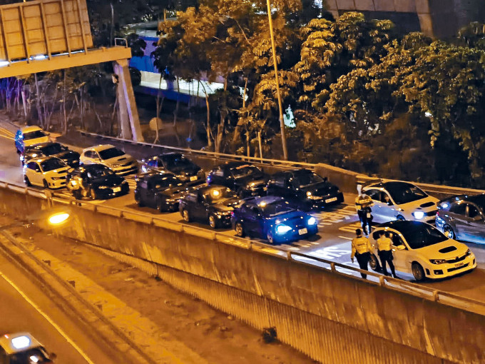 警方展開布袋戰術，在南昌站外截獲多輛疑涉非法賽車的「辣跑」。
