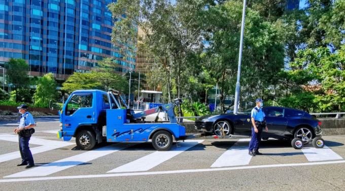 警方拖走对交通造成严重阻塞的车辆。