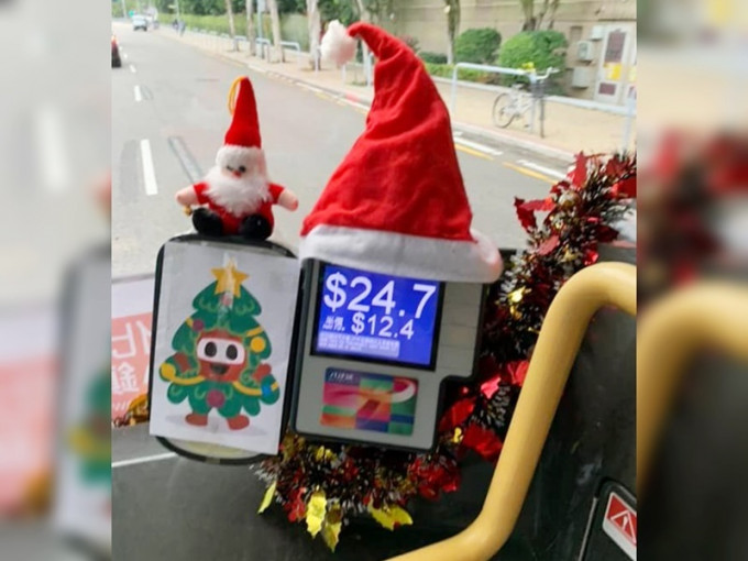 有网民日前乘坐巴士时，发现收费机放有充满圣诞气氛的装饰品，令人大感惊喜。网民Christine Ng图片