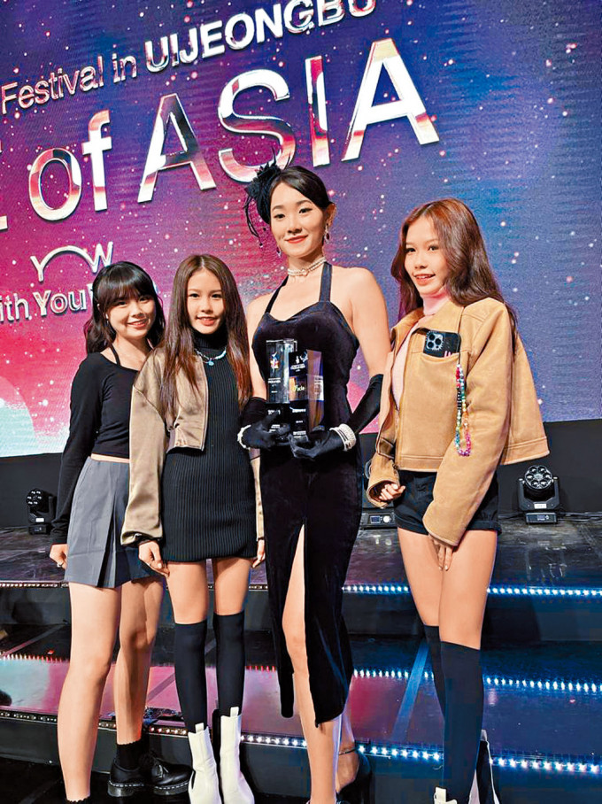 翟司琳（右二）扫2大奖，被邀请担任嘉宾模特儿的童星孖妹郑宝、郑贝和张加妮也替她感到开心。