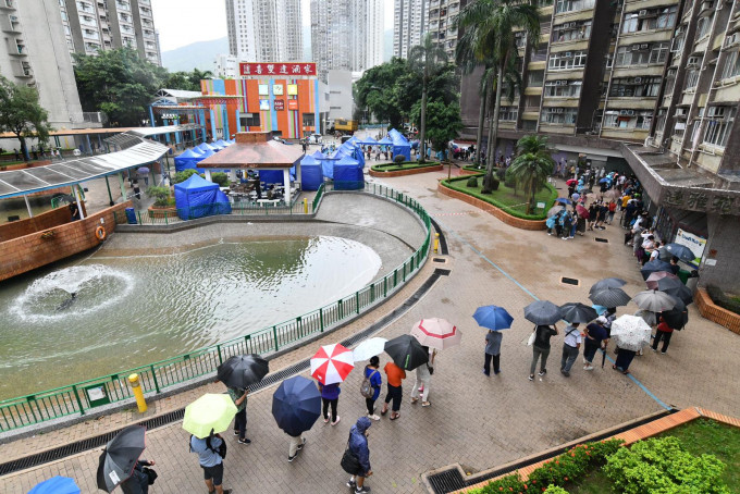 逸雅苑居民冒雨排隊檢測。