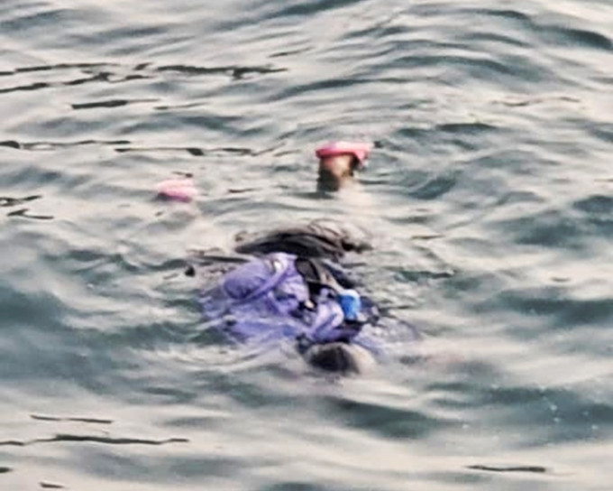 有人发现一名女子在海中载浮载沉。网图