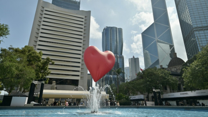 巨型红色心形飘浮装置Chubby Hearts，昨起于中环启动。资料图片
