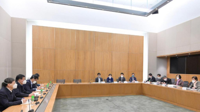 林郑月娥与内地专家会晤。政府新闻处