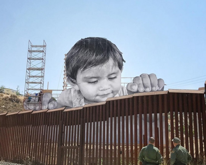 「JR」表示，男孩畫照放上圍牆希望讓人反思圍牆的意義。