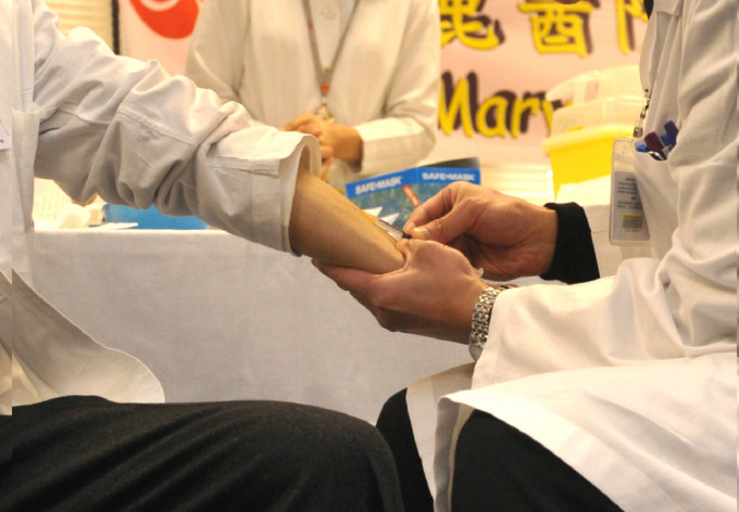 醫院高風險部門的醫護人員下星期會注射麻疹疫苗。資料圖片